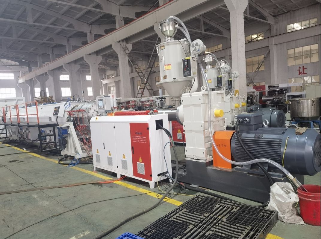 HDPE PP boru dayanıklı ve güçlü boruların tek vidalı ekstrüzyonu için katı duvarlı ekstrüzyon hattı