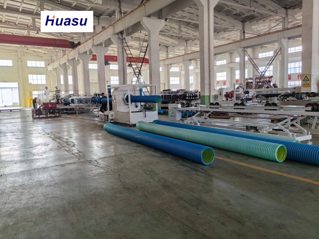 60-2000kg/h Kapasite 32-1600mm boru çapı Online kesme prosedürü ile PVC dalgalanmış boru ekstrüzyon makinesi