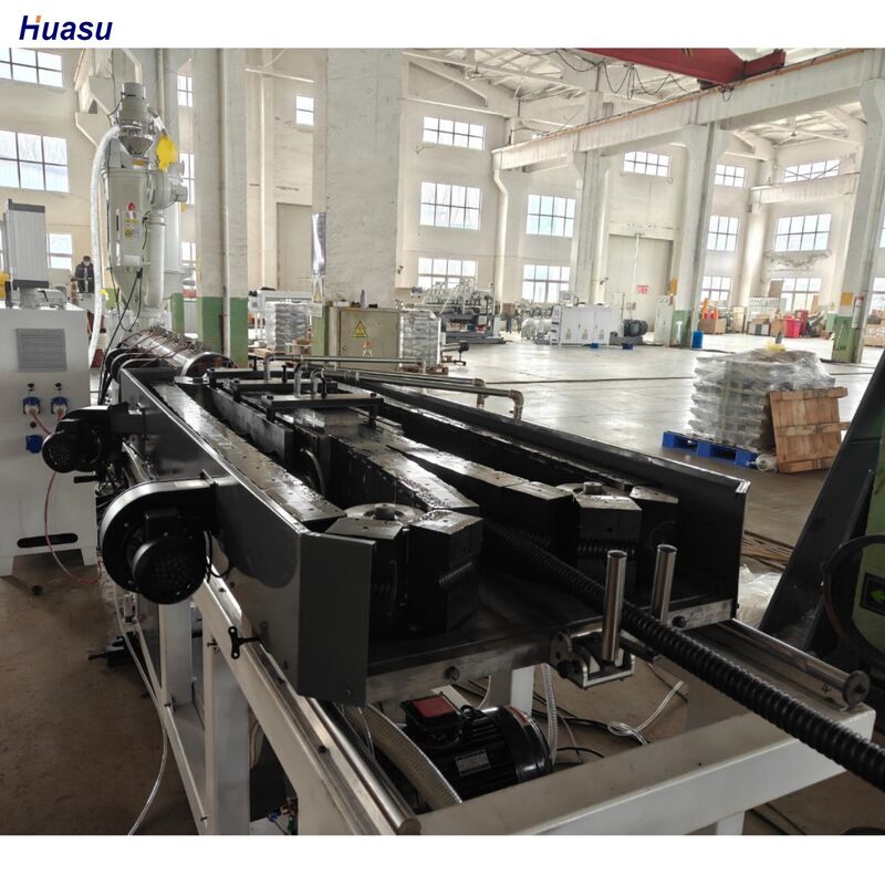 Tek Duvarlı PLC Kontrolü 37kw Motor Gücü ve 1 Yıllık Garanti ile Tek Duvarlı Gürültülü Boru Ekstrüzyon hattı